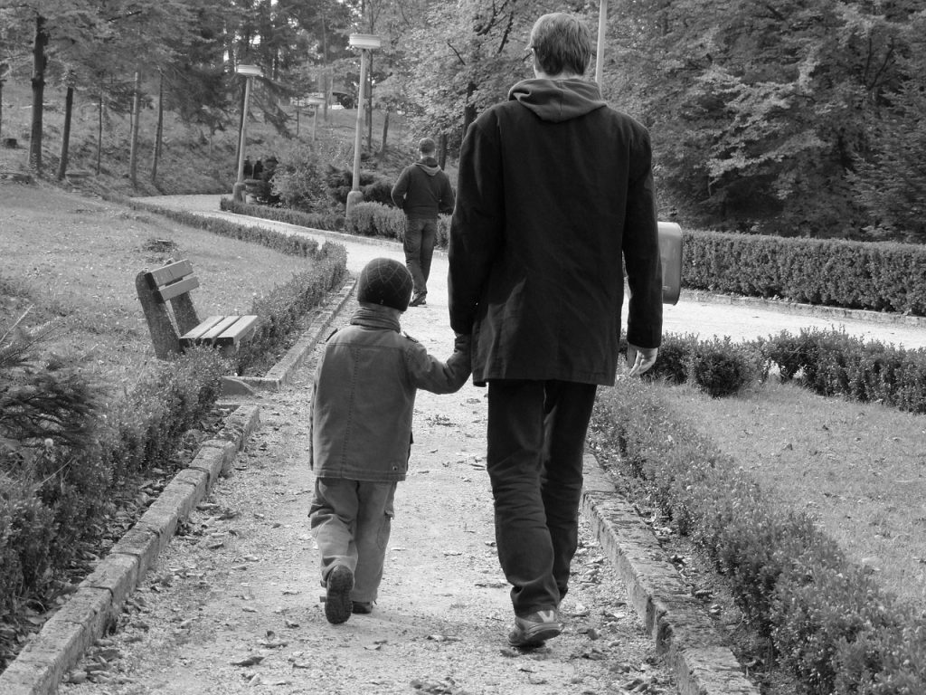 Le Papa a emmené ses enfants au parc