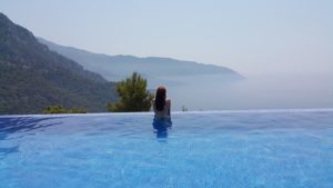 Piscine à débordement et réseaux sociaux