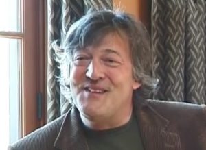 Tout ce que j’aurais aimé qu’on me dise à 18 ans : les leçons de vie de l’acteur et réalisateur Stephen Fry